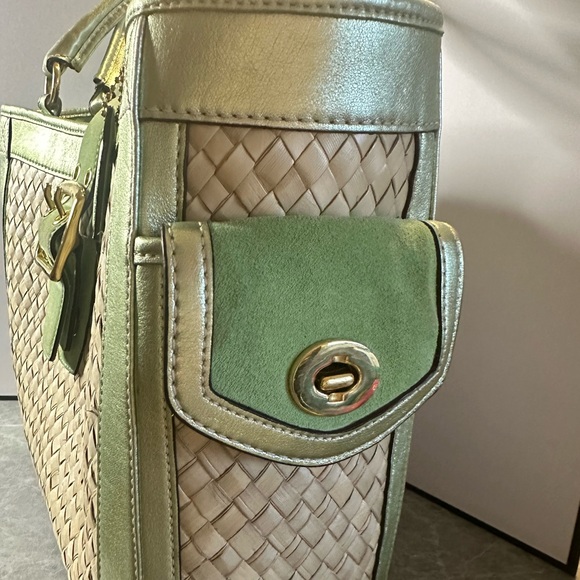 💚✨Pristine condition Coach woven tote with green metallic and suede detail - Picture 6 of 9